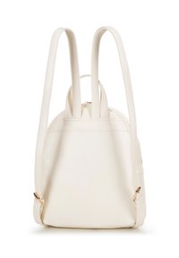 Mochila de cuero blanca con forma redondeada, correas dobles en la parte superior y en los laterales, detalles en dorado y textura en los laterales.