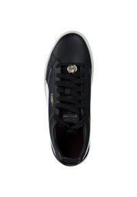 Sneaker in pelle nera con dettagli bianchi, punta rotonda, hardware dorato nei lacci, superficie testurizzata e lacci neri piatti.