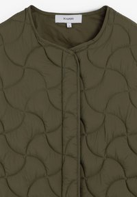 Olive green quilted vest featuring a round neck, button closure, wavy pattern, and lightweight material, labeled "SCALPERS" size S.