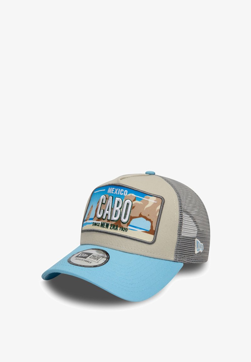 Gorra hecha de tela beige con visera azul y parte trasera de malla. Presenta un colorido parche bordado que dice "México Cabo" y detalles del logo.