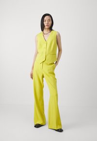 DKNY HIGH WAIST FLARE PANT - Kalhoty - citrine