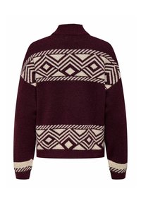Burgunderfarvet strikket sweater med højt krave og mønstrede cremede geometriske designs. Har lange ærmer og en afslappet pasform.