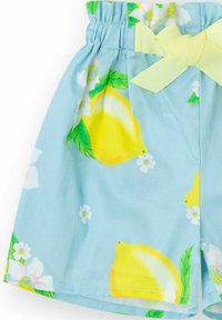 Pantalones cortos de color azul claro hechos de una tela suave, con un patrón de limones y flores, que cuentan con una cintura elástica y un lazo amarillo como adorno.