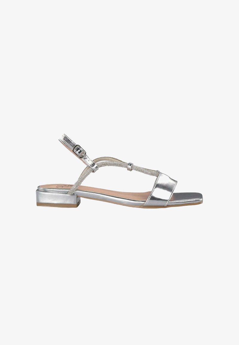 Zilveren platte sandalen met een metallic afwerking, voorzien van een T-band ontwerp, een verstelbare enkelgesp en een vierkante neusvorm. Gladde textuur.