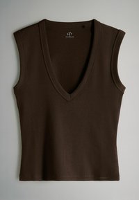 Top marrone a coste senza maniche con scollo a V profondo e orlo dritto. Texture liscia con cuciture arrotondate sulle spalle e etichetta del marchio sottile.