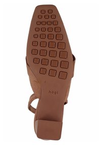 Podeszwa brązowego zamszowego buta z kwadratowym wzorem i teksturowaną powierzchnią. Charakteryzuje się zaokrąglonym noskiem i niewielkim obcasem z logo.