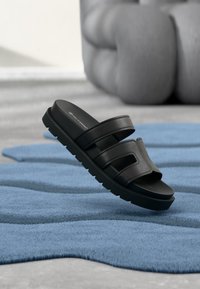 Επιλέχθηκε, open black