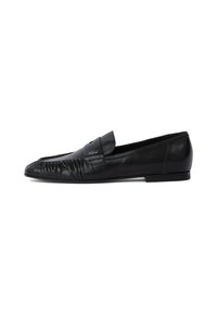 Mocasin din piele neagră cu vârf rotunjit, detalii cusute în față și talpă plată. Design minimalist cu un accent discret al logo-ului.