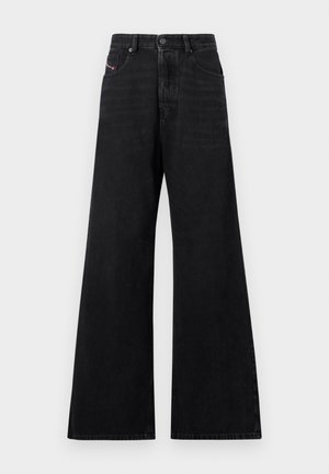 Jeans neri a gamba larga, realizzati in denim, con vita alta, design a cinque tasche e dettagli di cuciture sottili sul davanti.