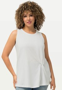 Witte, mouwloze dames top met een ronde halslijn, geplooide zijknoopdetail en een relaxte pasvorm, gemaakt van zachte, lichte stof.