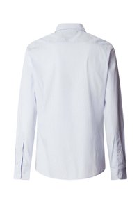 Zadný pohľad na košeľu s dlhým rukávom, svetlomodro-bielu s tenkými pruhmi, s manžetami na gombíky a klasickým golierom.