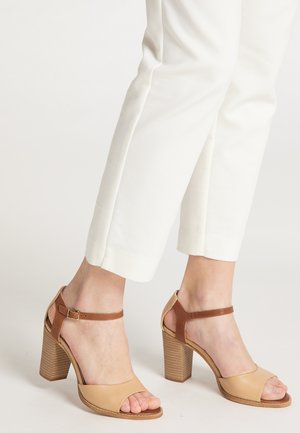 Magas sarkú szandálok - brown beige