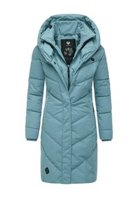 Jasnoniebieski długi puchowy płaszcz z kapturem, z wzorem diamentowego pikowania, z zamkiem błyskawicznym z przodu oraz bocznymi kieszeniami zapinanymi na guziki.