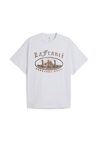 Hvid bomulds T-shirt med korte ærmer, der har et grafisk design med teksten "La France" og "Research Dept." i stiliseret skrifttype.