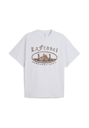 Hvid bomulds T-shirt med korte ærmer, der har et grafisk design med teksten "La France" og "Research Dept." i stiliseret skrifttype.