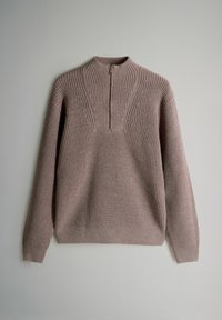 Suéter de punto rosa con un cuello alto y cierre de media cremallera, con textura acanalada y corte relajado. Acentuado con patrones de costura vertical.