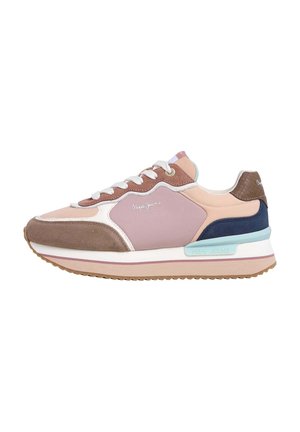 Niskoprofilowy sneaker Pepe Jeans z różowymi, brązowymi, granatowymi i jasnoniebieskimi panelami, białymi sznurowadłami i teksturowaną podeszwą na białym tle.