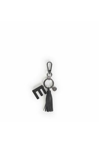 Portachiavi nero con una lettera "M" testurizzata, un ponpon in pelle e un cerchio metallico con un charm a forma di logo. Caratterizzato da un moschettone per il fissaggio.