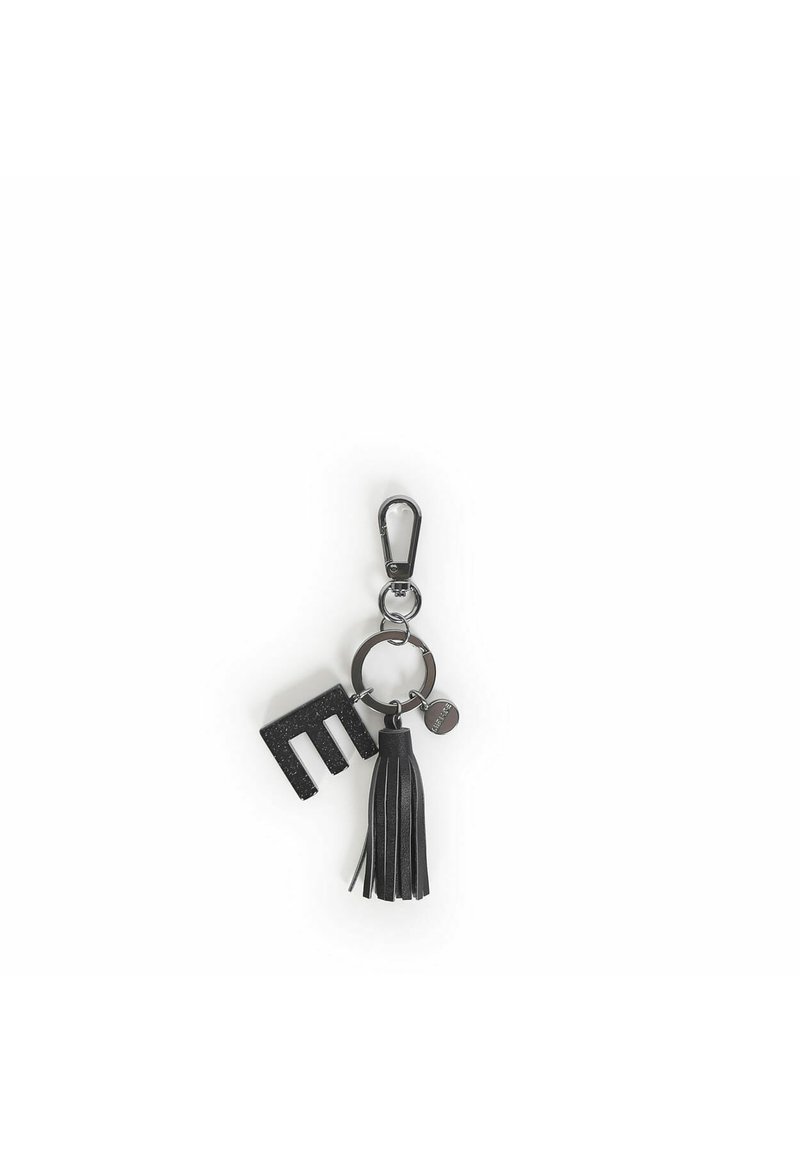 Portachiavi nero con una lettera "M" testurizzata, un ponpon in pelle e un cerchio metallico con un charm a forma di logo. Caratterizzato da un moschettone per il fissaggio.