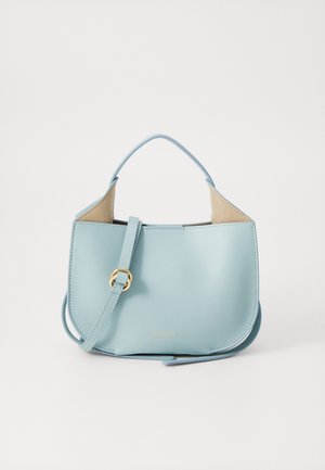 Bolso de cuero azul claro con forma redondeada, asa corta y correa ajustable. Presenta un sencillo acento de hardware en tono dorado.
