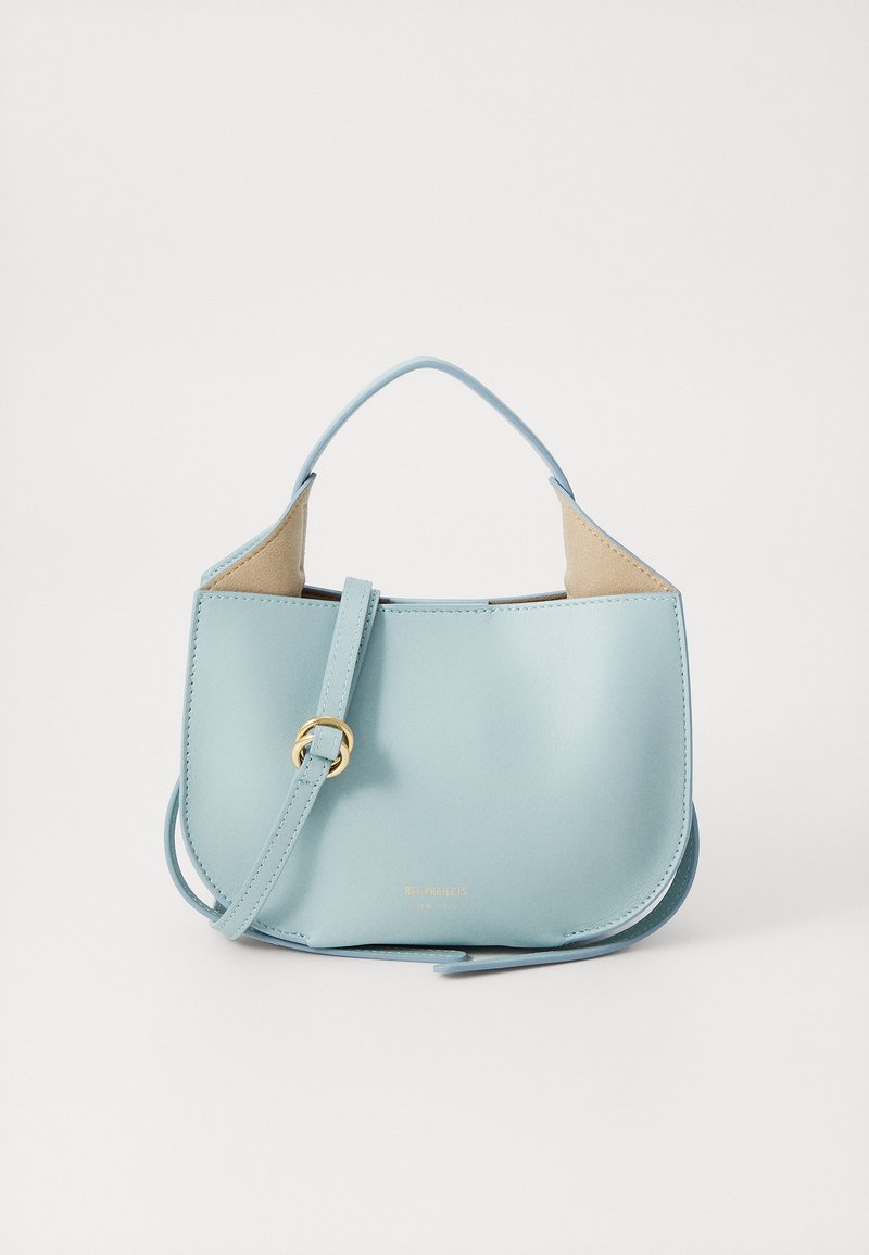 Ανοιχτό μπλε δερμάτινη τσάντα χειρός με στρογγυλό σχήμα, κοντό χερούλι και ρυθμιζόμενο λουρί. Διαθέτει μια απλή χρυσή μεταλλική λεπτομέρεια.
