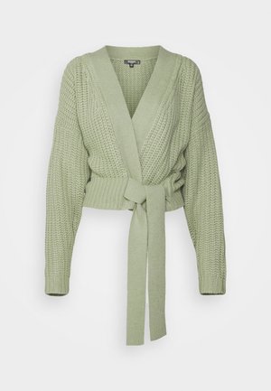 Lichtgroene gebreide cardigan met lange mouwen, V-hals, gestructureerd patroon en een brede riem die in de taille is gestrikt.