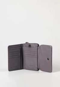 Portafoglio in pelle grigia con chiusura a zip. Presenta molteplici slot per carte, una texture liscia e un compartimento con bottone a scatto a destra.