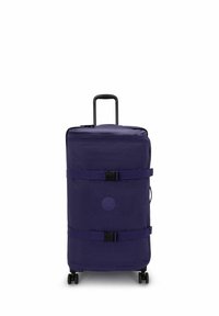 Lila Koffer auf Rollen aus Gewebematerial, mit zwei Sicherheitsgurten und einem Logo auf der Vorderseite. Verfügt über einen Teleskopgriff und vier Räder.