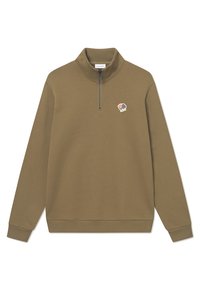 Pull en vert olive avec un col zippé à moitié, des poignets et un ourlet côtelés, et un petit design floral brodé sur la poitrine.