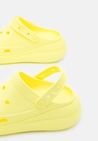 Crocs CRUSH UNISEX - Sabots - sulphur