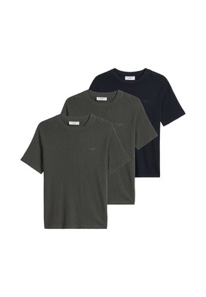Tre semplici t-shirt a maniche corte con scollo rotondo in nero e grigio scuro, impilate con la parte frontale visibile, con un piccolo logo sul petto.
