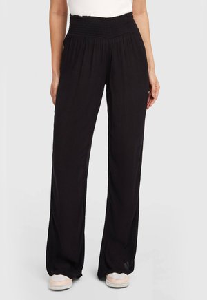 Zwarte, wijduitlopende broek gemaakt van een lichtgewicht stof met een gerimpelde tailleband. Heeft een relaxte pasvorm en een subtiele textuur.