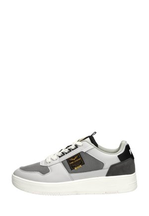 Baskets grises et blanches en cuir et mesh ; dotées d'accents noirs, d'un motif texturé et d'un logo sur le côté. Semelle en caoutchouc blanc.