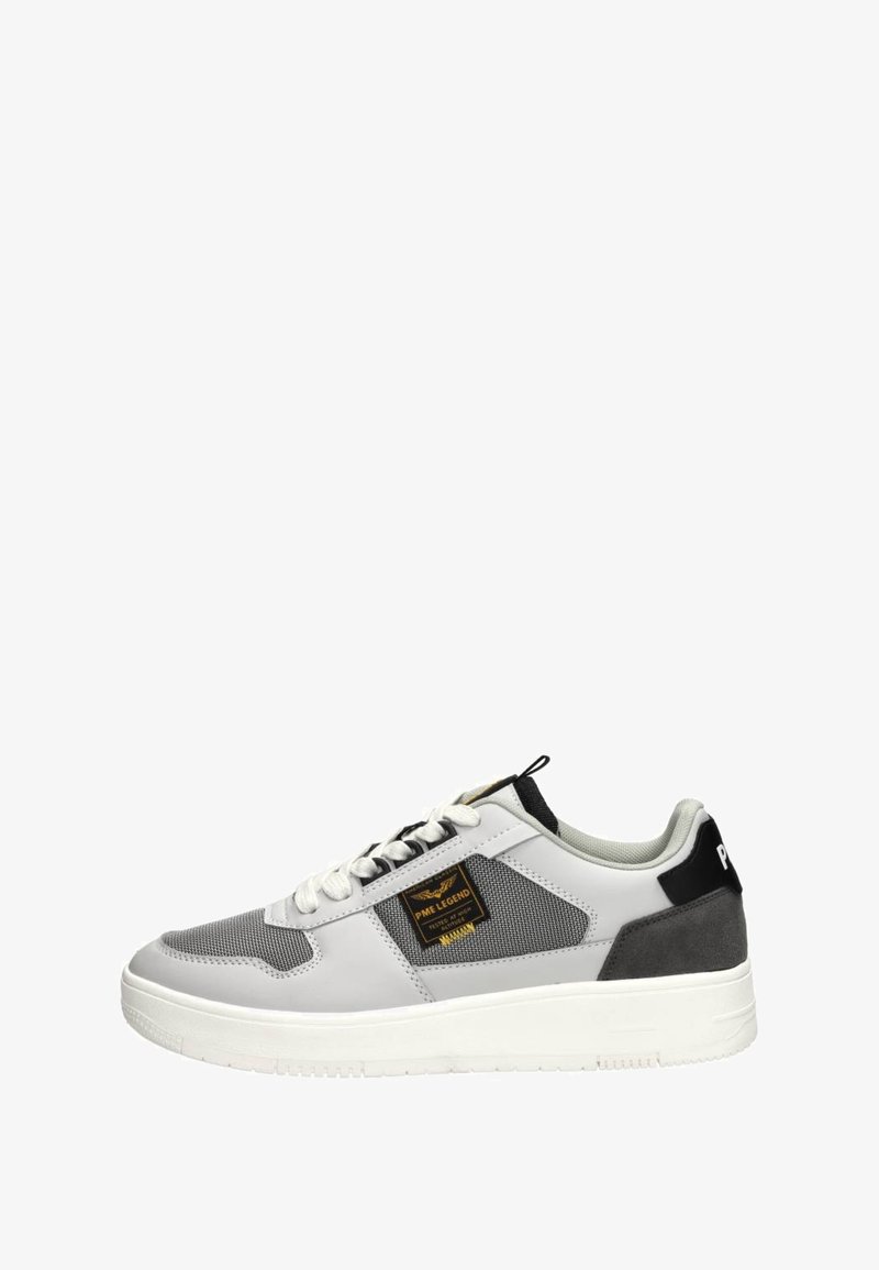 Grijze en witte sneaker gemaakt van leer en mesh; heeft zwarte accenten, een gestructureerd patroon en een logo op de zijkant. Witte rubberen zool.