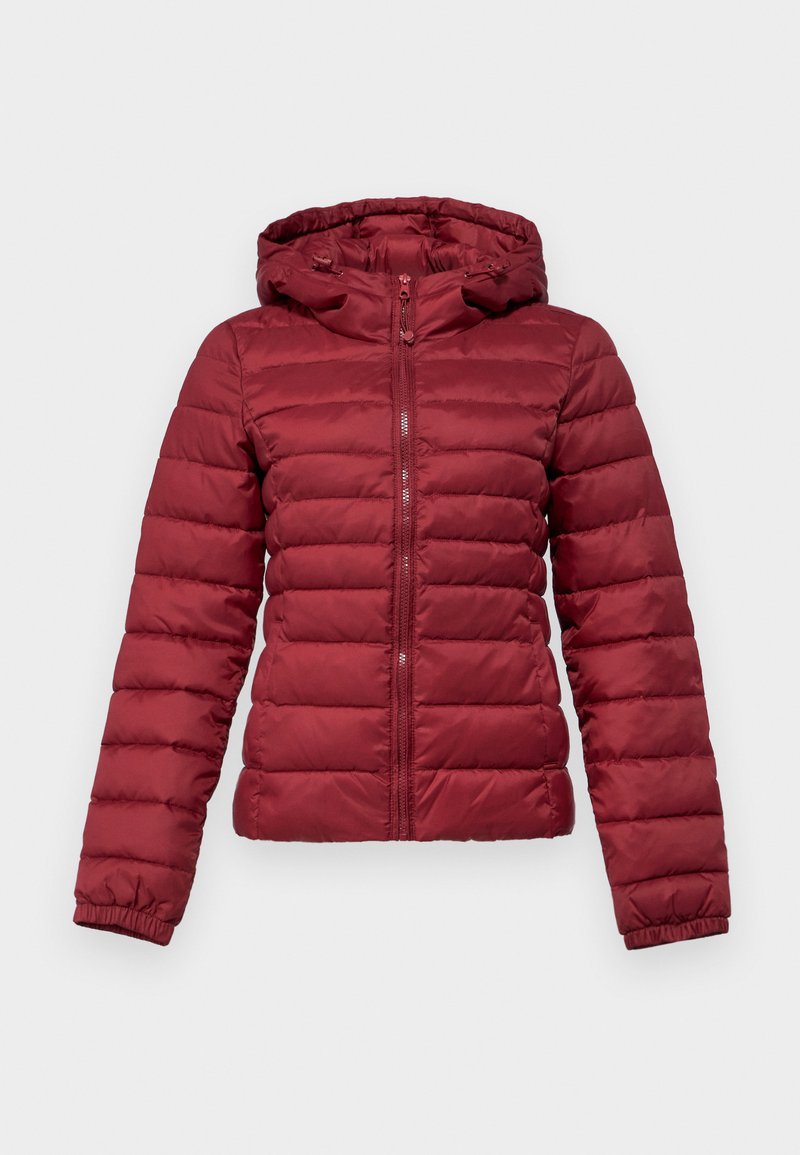 Veste matelassée rouge avec capuche, dotée d'un design quilté, d'une fermeture éclair à l'avant et de poignets élastiqués pour plus de chaleur.