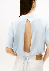 Tommy Jeans CROPPED LOOSE OPEN BACK  - Print T-shirt - sweet blue