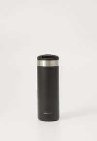 Gobelet de voyage en acier inoxydable noir avec une bande argentée près du haut et un capuchon en plastique noir avec ouverture à bouton-poussoir.