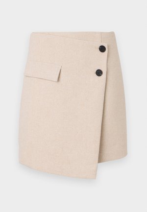 Beige rakott szoknya texturált anyagból, oldalsó zsebbel, két fekete gombbal és enyhén ívelt szegéllyel.