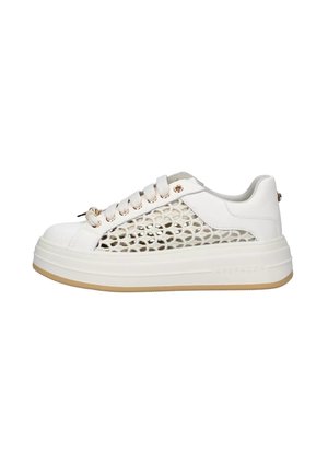 Sneaker platform bianca con pannello laterale in mesh, lacci bianchi e occhielli dorati, vista dal lato esterno su sfondo bianco.