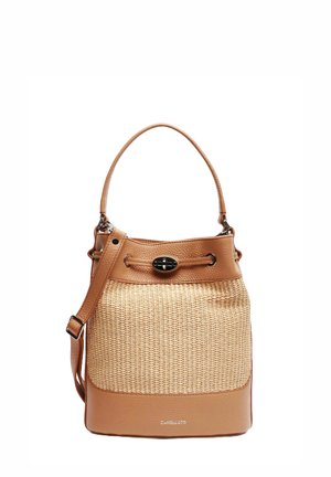 Borsa a secchiello in paglia intrecciata e pelle marrone chiaro. Presenta un manico superiore arrotondato, una tracolla regolabile e una chiusura a toggles. Logo del marchio visibile.