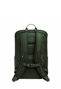 Sac à dos en tissu vert avec un dos en mesh rembourré, des bretelles réglables, une poignée supérieure et des poches zippées. Présente un logo avec des accents rouge, blanc et bleu.