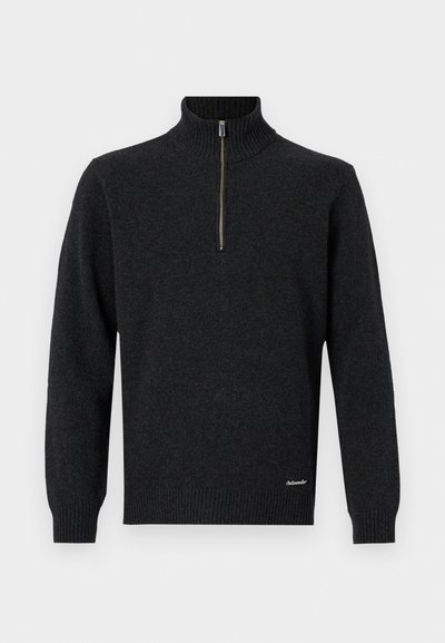 Tumši pelēks džemperis ar augstu rievotu apkakli un pusi rāvējslēdzēju. Ar garām piedurknēm un rievotu pakaļgali un aprocēm. Mīksts adījuma tekstūra.