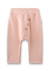 Weiche rosa Babypant mit elastischem Bund und drei braunen Knöpfen entlang einer diagonalen Naht auf der vorderen linken Seite.