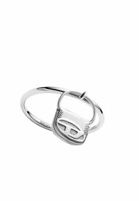 Anello in acciaio inossidabile argento con design a lucchetto, superficie testurizzata e fascia circolare. Il lucchetto presenta un logo distintivo.