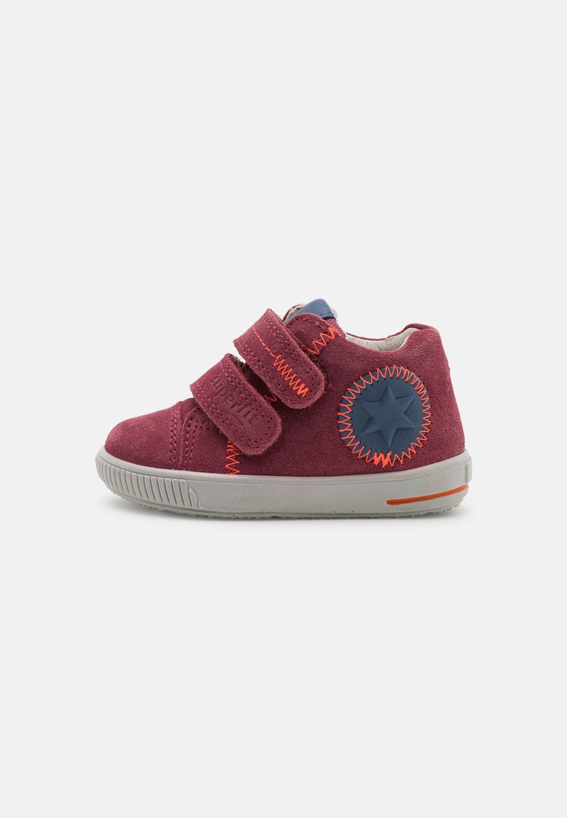 Chaussure bébé en daim prune avec deux brides Velcro, couture zigzag orange, patch étoile bleue et semelle en caoutchouc grise avec accent orange.