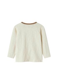 Helle beige Langarmbluse aus strukturiertem Stoff. Verfügt über einen braunen gerippten Ausschnitt und Raglanärmel. Einfaches und ungeschmücktes Design.