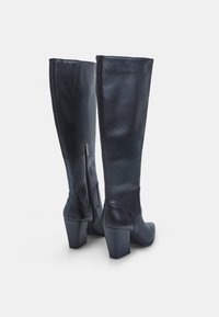 Stivali neri in pelle al ginocchio con un design elegante, dotati di una cerniera laterale e tacco quadrato per una maggiore stabilità. Texture liscia, accenti minimi.