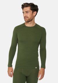 Olivgrön långärmad thermaltröja med rund halsringning och raglanärmar, tillverkad av strukturerad tyg, figurnära design och subtil logotypapplikation.