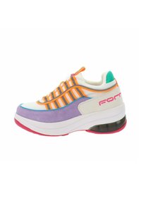Sneaker colorato con una tomaia bianca, una parte in suede viola, righe arancioni e grigie, e una suola rosa con un'unità d'aria trasparente.