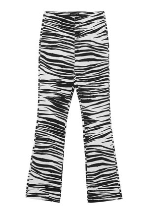 Pantaloni a zebrato in bianco e nero, svasati, con una texture liscia, dotati di vita aderente e pieghe sottili per un tocco di dettaglio.